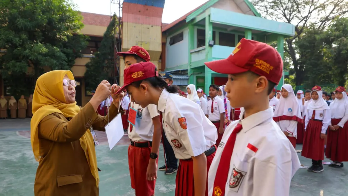 Suasana hari pertama masuk sekolah di Surabaya. (IST)