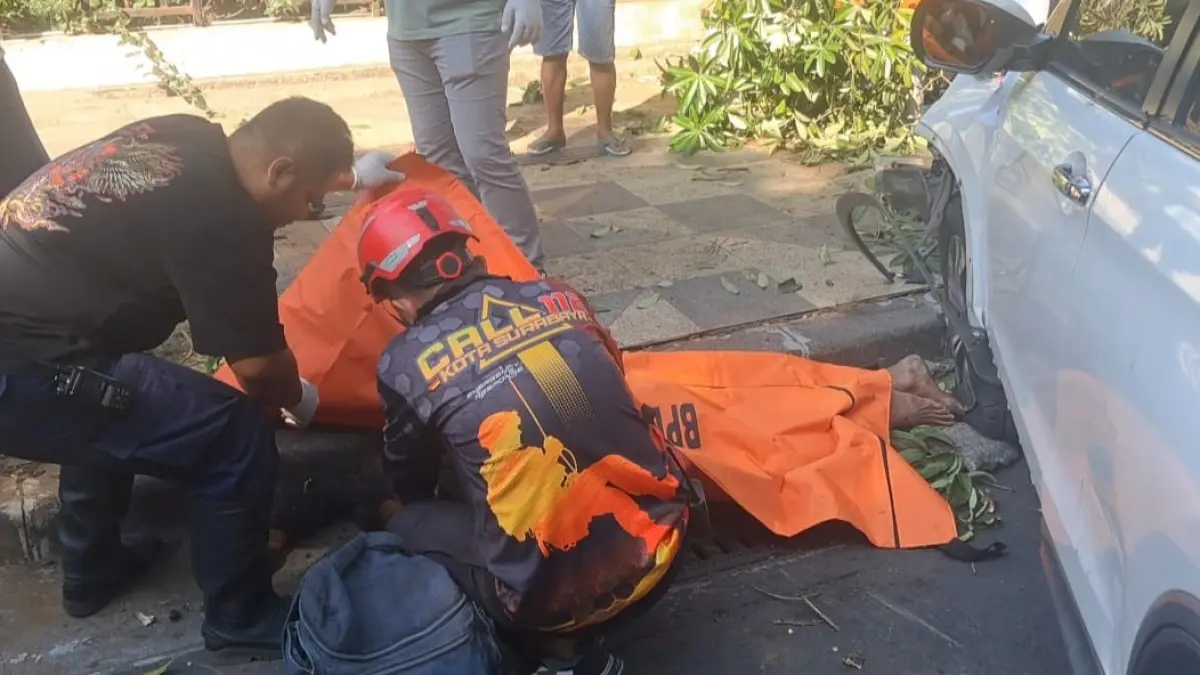TRAGIS: Korban pengendara motor meninggal dunia usai ditabrak mobil di Jalan Kertajaya, Surabaya. (IST/RADAR SURABAYA)
