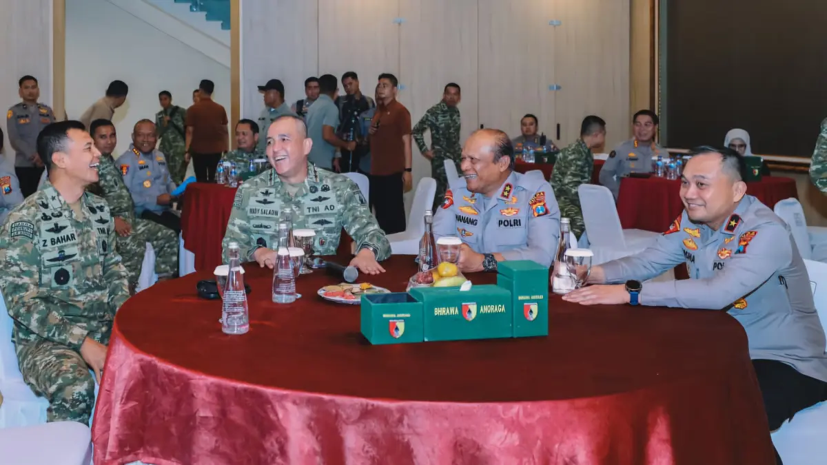 BERSATU: Kapolda Jatim, Irjen Pol Nanang Avianto (dua dari kanan) dan Wakapolda Brigjen Pol Pasma Royce (paling kanan) saat berbincang dengan Pangdam V Brawijaya, Mayjen TNI Rudy Saladin (tiga dari kanan) saat kunjungan ke Kodam V Brawijaya untuk memperkuat sinergi Jogo Jatim. (IST/RADAR SURABAYA)