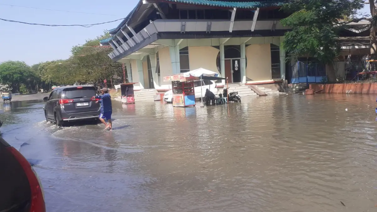 Banjir rob menggenangi kawasan wisata Kenjeran Park (Kenpark) Surabaya. (Lambertus Hurek/Radar Surabaya)