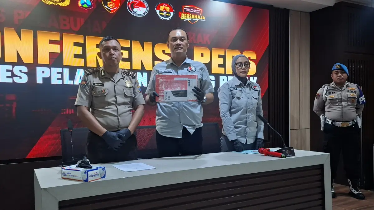 DISITA: Kasatresnarkoba Polres Pelabuhan Tanjung Perak AKP Adik Agus Putrawan (tengah) menunjukkan barang bukti sabu dari kurir yang menggunakan aplikasi Zangi.(GUNTUR IRIANTO/RADAR SURABAYA)