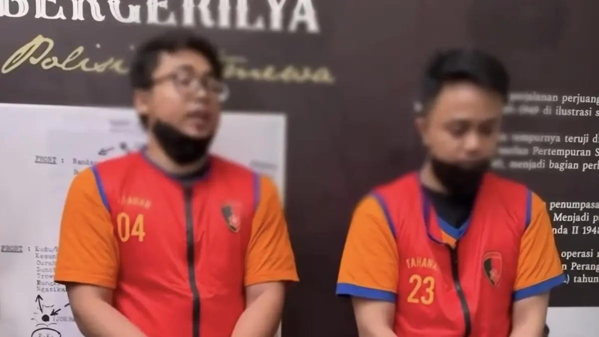 DITANGKAP: Dua tersangka begal motor saat ditanya Kapolrestabes Surabaya Kombes Pol Lutfhie Sulistiawan. (IST/RADAR SURABAYA)