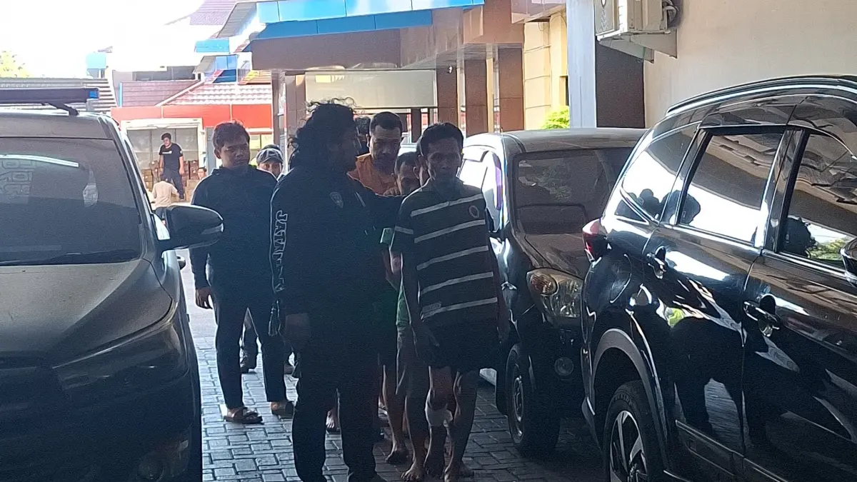 DITANGKAP: Komplotan curanmor asal Jember dan Pasuruan yang diamankan Tim Unit Reaksi Cepat Subdit III Jatanras Ditreskrimum Polda Jatim. (MAHRUS/RADAR SURABAYA)