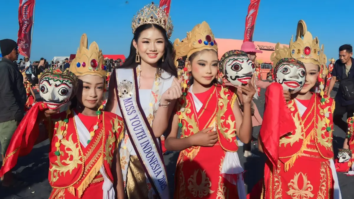 ELEGAN: Miss Youth Indonesia 2025, Jollene Ferischea bersama dengan penari Festival Segoro Topeng Kaliwungu yang digelar di Pantai Watu Pecak, Desa Selok Awar-awar, Kecamatan Pasirian, Lumajang.