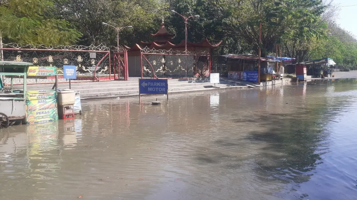 Genangan air laut akibat banjir rob di kawasan Kenjeran Park Surabaya. (Lambertus Hurek/Radar Surabaya)