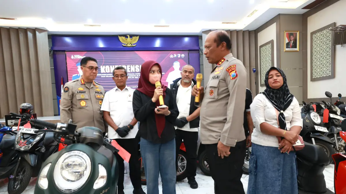 GRATIS : Kapolda Jatim Irjen Pol Nanang Avianto menyerahkan motor dan dialog dengan korban begal Happy N di Polda Jatim. Polisi mengembalikan BB curanmor dan begal. (HUMAS POLDA JATIM/RADAR SURABAYA)