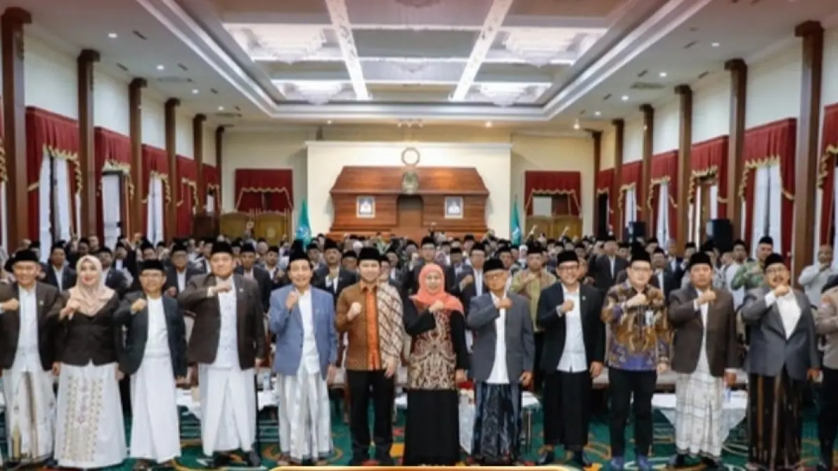 Gubernur Khofifah saat menghadiri Pengukuhan Pengurus MUI Provinsi Jawa Timur Masa Khidmat 2025–2030 sekaligus Pembukaan Musyawarah Kerja Daerah (Mukerda) MUI Provinsi Jawa Timur Tahun 2026. (Biro Adpim) 