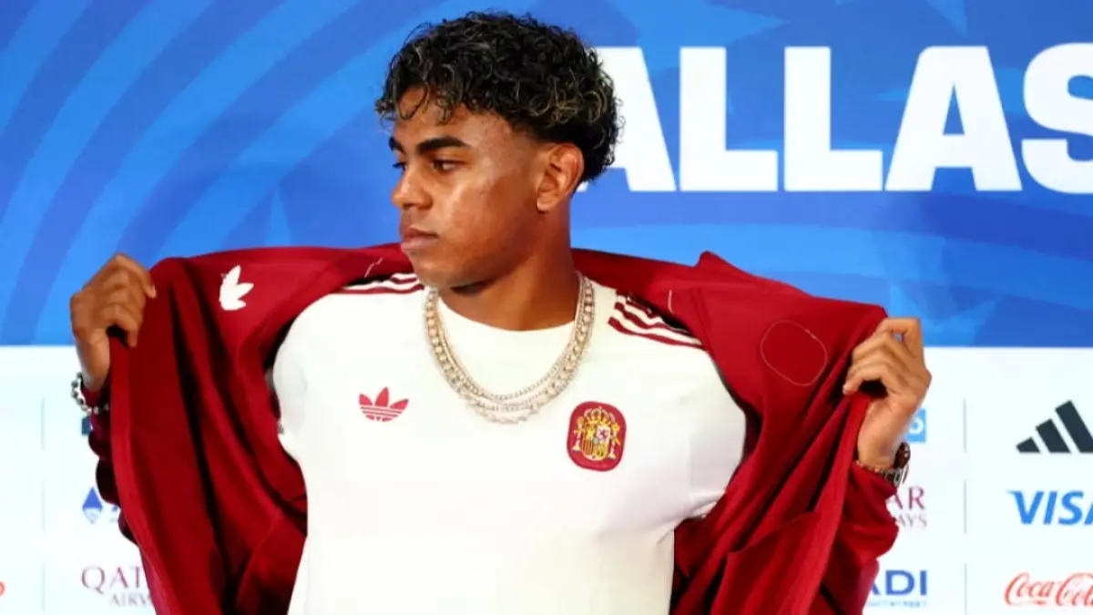 Lamine Yamal tampil penuh percaya diri menyambut laga semifinal Piala Dunia melawan Prancis di Dallas. (The Guardian/Hannah McKay/Reuters). 
