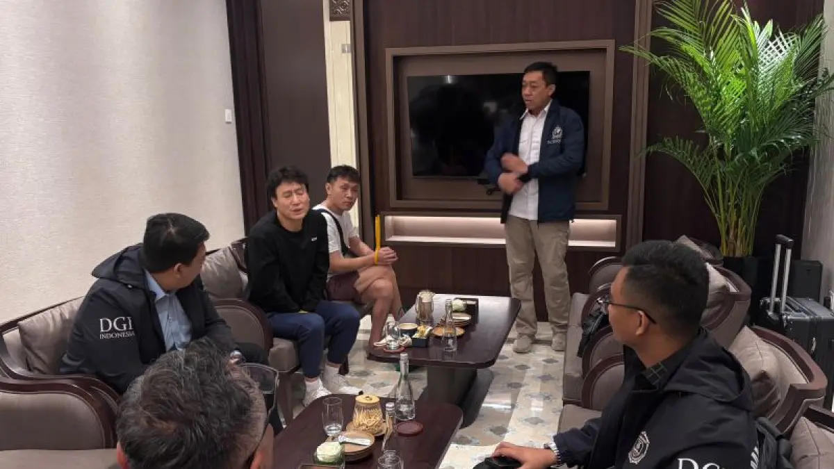 Sekretaris NCB Interpol Indonesia Divisi Hubinter Polri Brigjen Pol. Untung Widyatmoko (berdiri) bersama jajaran dengan dua buronan dari China (kiri). (ANTARA/NCB Interpol Indonesia)