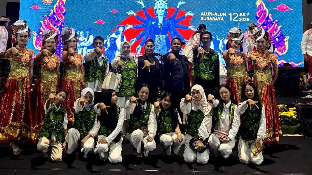 Sri Mulyani bersama para penari asuhannya dari  Sanggar Mulyo Joyo Enterprise usai menampilkan Tari Wulandaru Surabaya menyambut para tamu dan delegasi Festival Lintas Budaya 2026. (IST) 