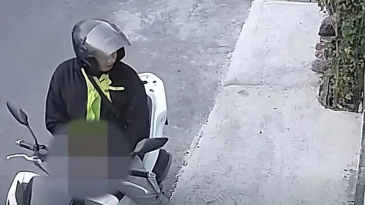 TEREKAM: Pelaku eksibisionis terekam CCTV menunjukkan kemaluan di Jalan Petemon, Surabaya. (IST/RADAR SURABAYA)