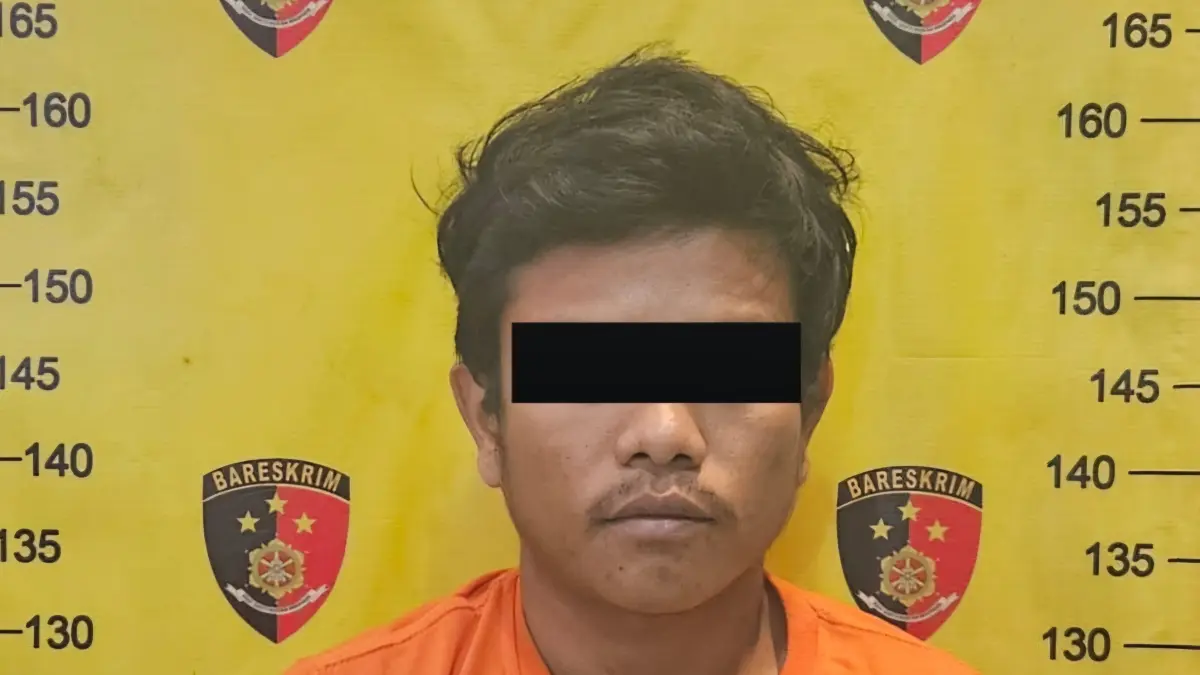TERSINGGUNG: Tersangka Deni diamankan usai menganiaya temannya menggunakan galvalum karena komentar status WA. (IST/RADAR SURABAYA)