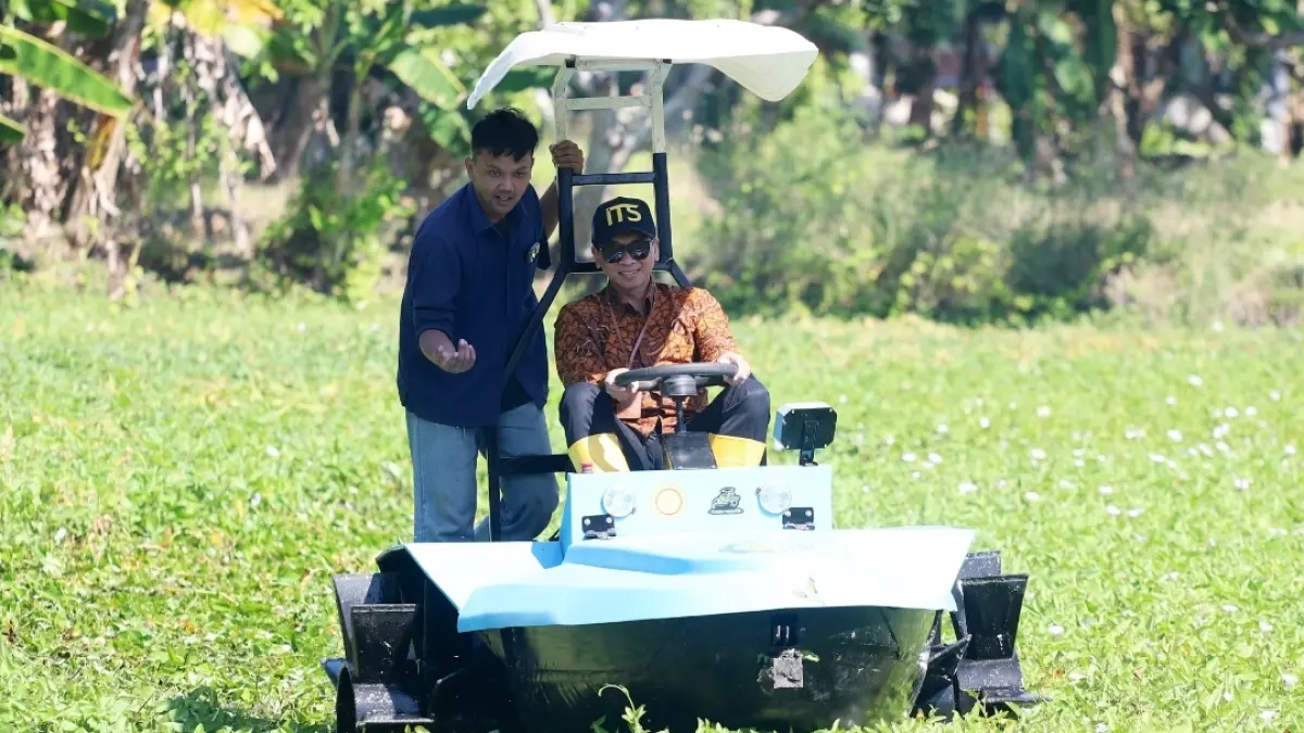 Traktor Listrik ITS saat menjalani uji coba di kampus ITS. Sebanyak 10 unit pesanan Kementerian Pertanian akan menjalani pengujian lapangan di Kalimantan.(Rahmat Sudrajat/Radar Surabaya) 