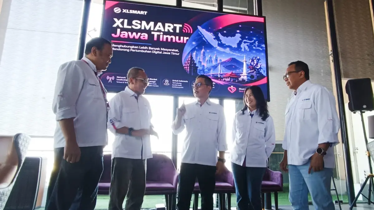 PERKUAT JARINGAN: Dari kiri, Head Of Regional Technical Network XLSMART, Moch. Irwan Harahap, Head External Communications XLSMART, Henry Wijayanto, Regional Group Head XLSMART area Jawa Timur, Dodik Ariyanto, Head Of Sales XLSMART area Surabaya Madura, Hiasinta H. Paembonan dan Head Of Mobile Customer Activation XLSMART, Eko Setyawan setelah sesi konferensi pers di Surabaya, Rabu (15/7).(ANDY SATRIA/RADAR SURABAYA)