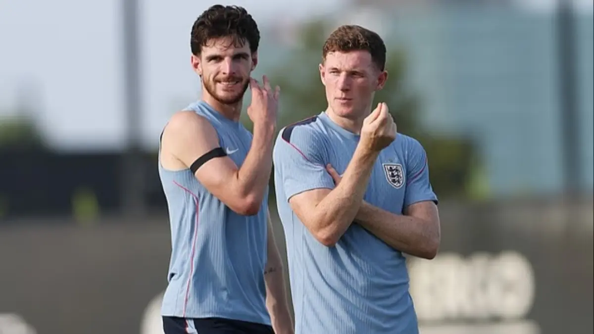 Declan Rice (kiri) dan Elliott Anderson. (Daily Mail) 