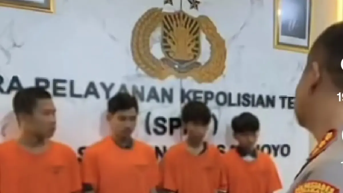 DIAMANKAN: Empat dari 11 tersangka oknum pesilat yang melakukan pengeroyokan di Jalan Kendangsari Industri, Surabaya, saat ditanya Kapolrestabes Surabaya.(IST/RADAR SURABAYA)&nbsp;