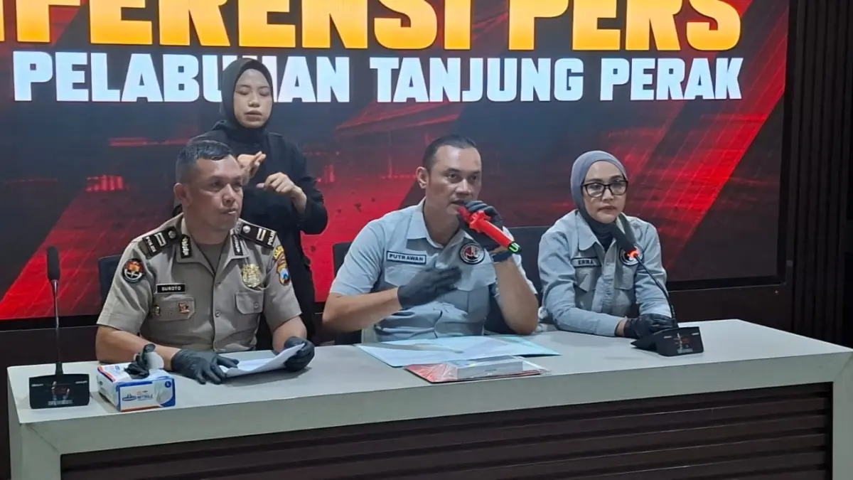 DISITA: Kasatresnarkoba Polres Pelabuhan Tanjung Perak AKP Adik Agus Putrawan (tengah) menunjukkan barang bukti sabu dari kurir yang menggunakan aplikasi Zangi.(GUNTUR IRIANTO/RADAR SURABAYA)