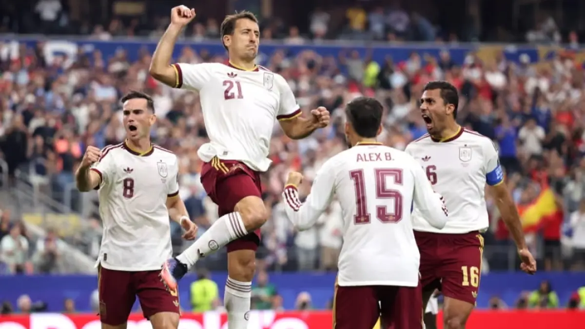 Kapten Spanyol, Rodri (kanan), ikut merayakan gol bersama pencetak gol Mikel Oyarzabal (nomor punggung 21) setelah Oyarzabal membawa Spanyol unggul melalui eksekusi tendangan penalti.(The Guardian/Héctor Vivas/FIFA/Getty Images). 