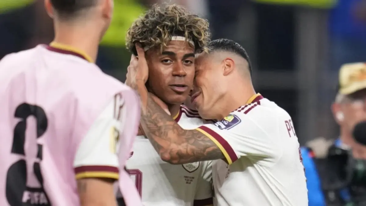 Pedro Porro(kanan) dan Lamine Yamal usai laga lawan Prancis. (AP Photo/Abie Parr) 