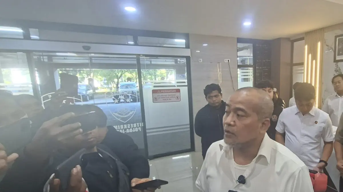 PENGEJARAN: Kasubdit III Jatanras Ditreskrimum Polda Jatim, AKBP Arbaridi Jumhur, mengungkapkan terus memburu terduga pelaku pembunuhan ASN Bangkalan. (MAHRUS/RADAR SURABAYA)