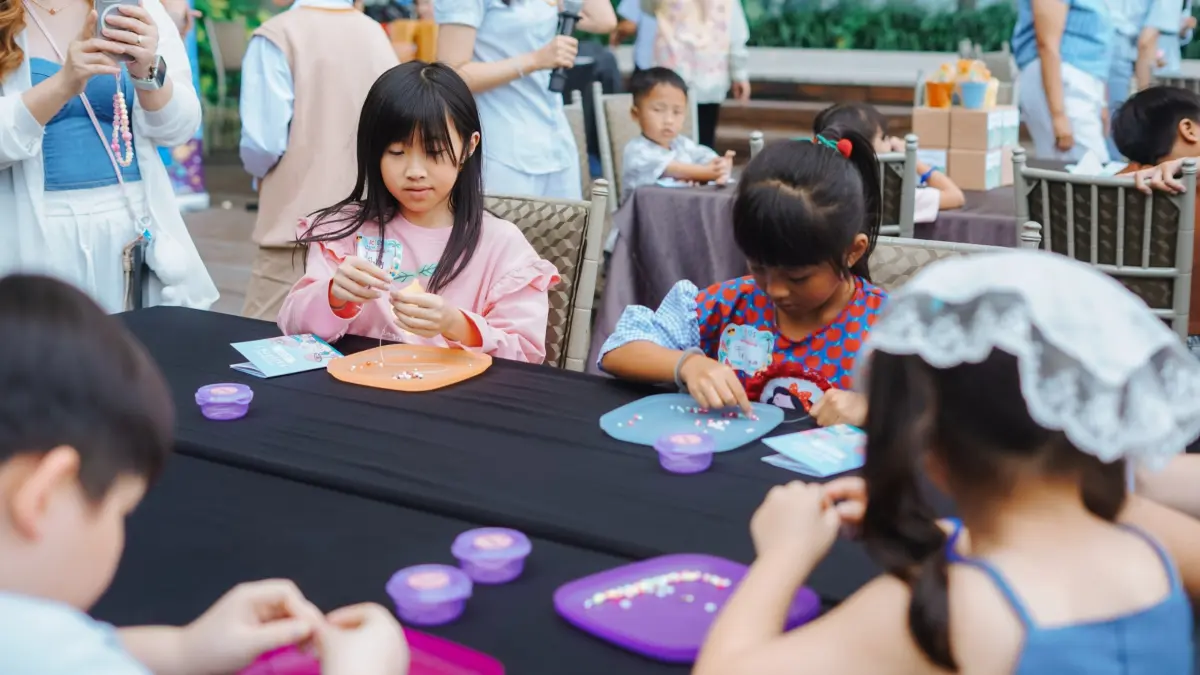 SERU: Anak-anak fokus membuat gelang di Kids Fun Day yang diselenggarakan Vasa Hotel Surabaya.(IST/RADAR SURABAYA)&nbsp;