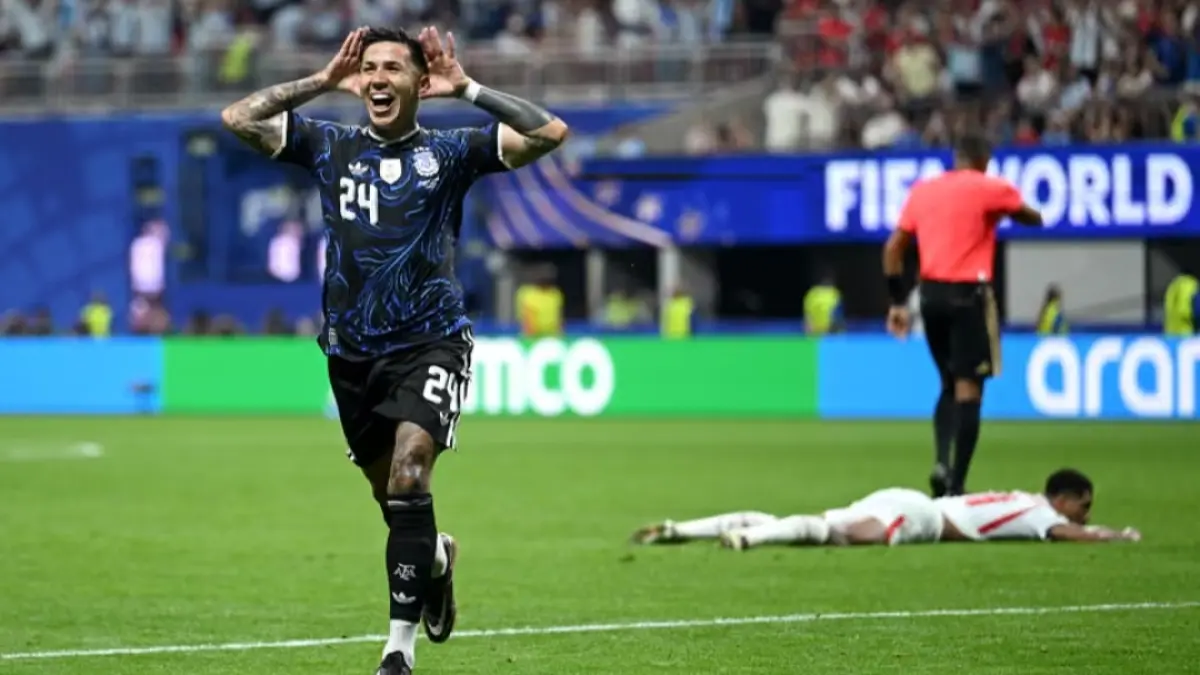 Enzo Fernandez merayakan gol penyeimbang yang dicetaknya untuk Argentina.(The Guardian/Shaun Botterill/Getty Images) 