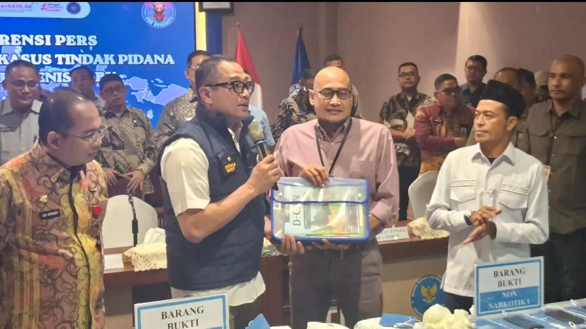 JARINGAN INTERNASIONAL: Ketua Komisi A DPRD Jawa Timur Dedi Irwansa (baju putih kanan) saat menghadiri ungkap kasus peredaran sabu 5,4 kg oleh Badan Narkotika Nasional Provinsi (BNNP) Jawa Timur.