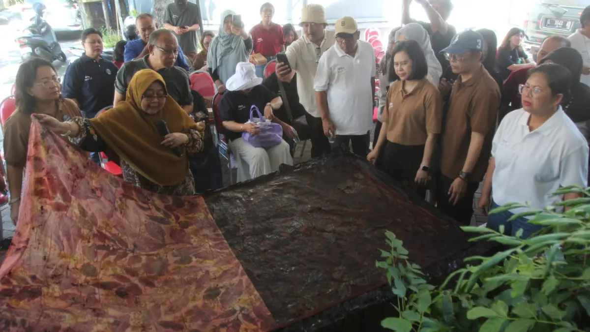 KREATIF: Owner Namira Ecoprint Yayuk Eko Agustin sedang berbagi ilmu kepada peserta workshop. (ABDULLAH MUNIR/RADAR SURABAYA)