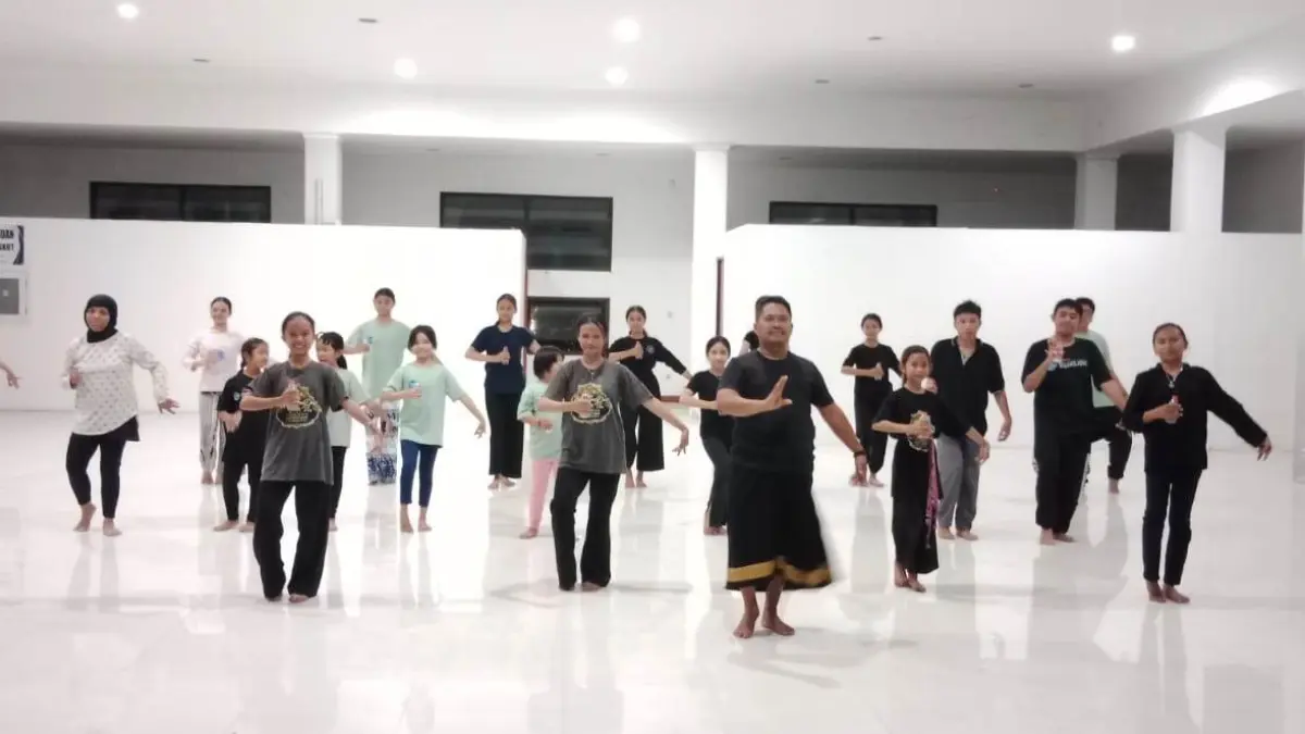 Latihan bersama para penari Sanggar Seni Lasinrang, Pinrang, Sulawesi Selatan, dan Sanggar Mulyo Joyo Enterprise (MJE) &nbsp;Surabaya. (IST)

&nbsp;