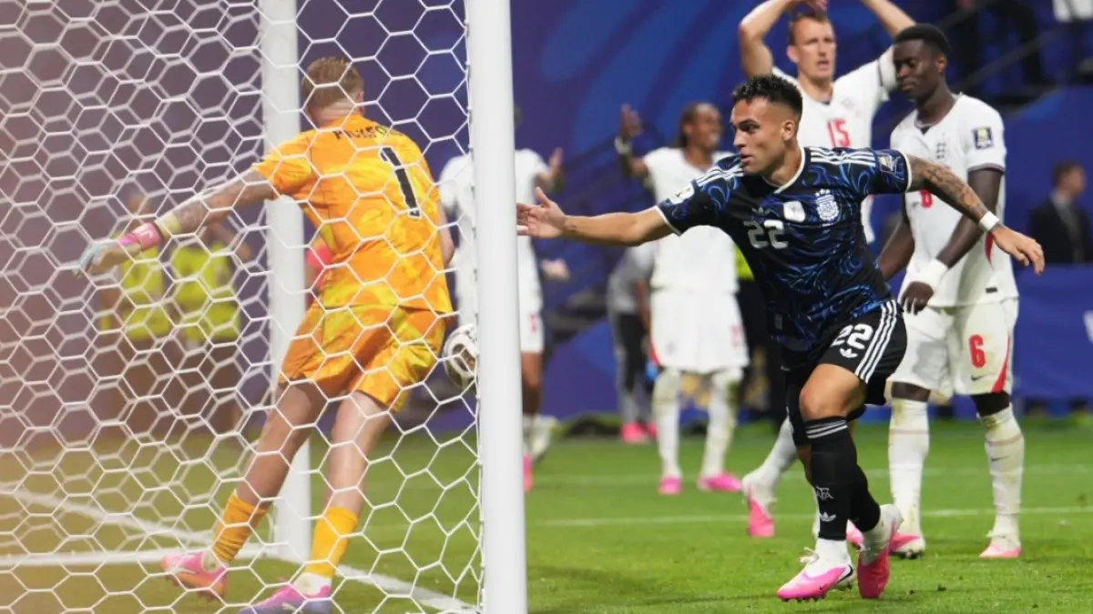 Lautaro Martínez lakukan selebrasi usai jebol gawang Jordan Pickford. (AP Photo/Jacob Kupferman) 