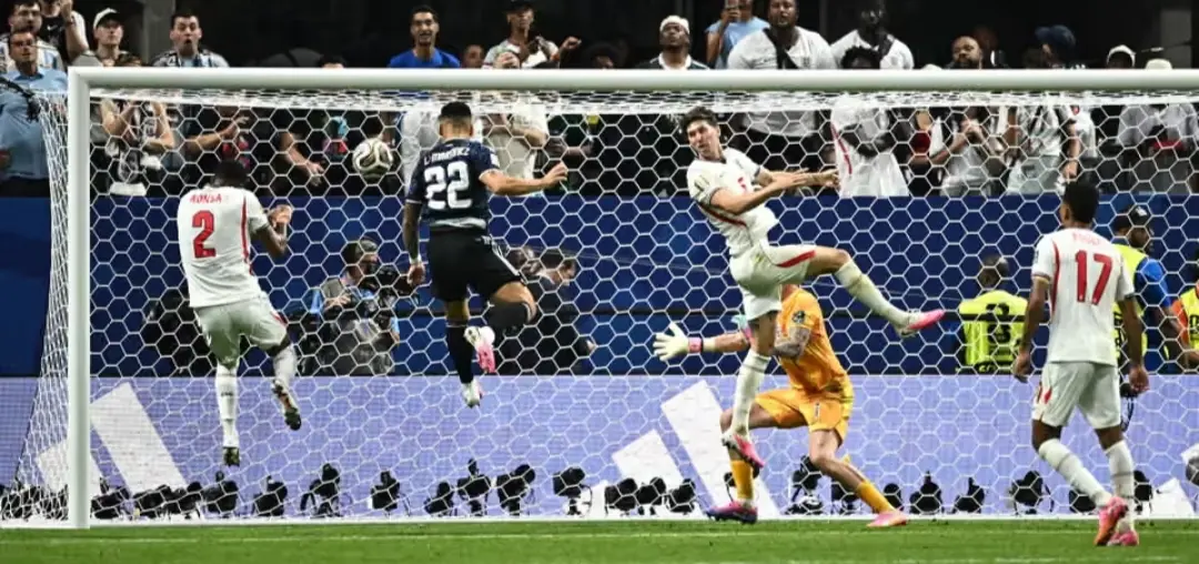 Lautaro Martínez melompat tinggi untuk menyundul bola dan mencetak gol kemenangan Argentina pada menit-menit akhir. (The Guardian/Dylan Martinez/Reuters) 
