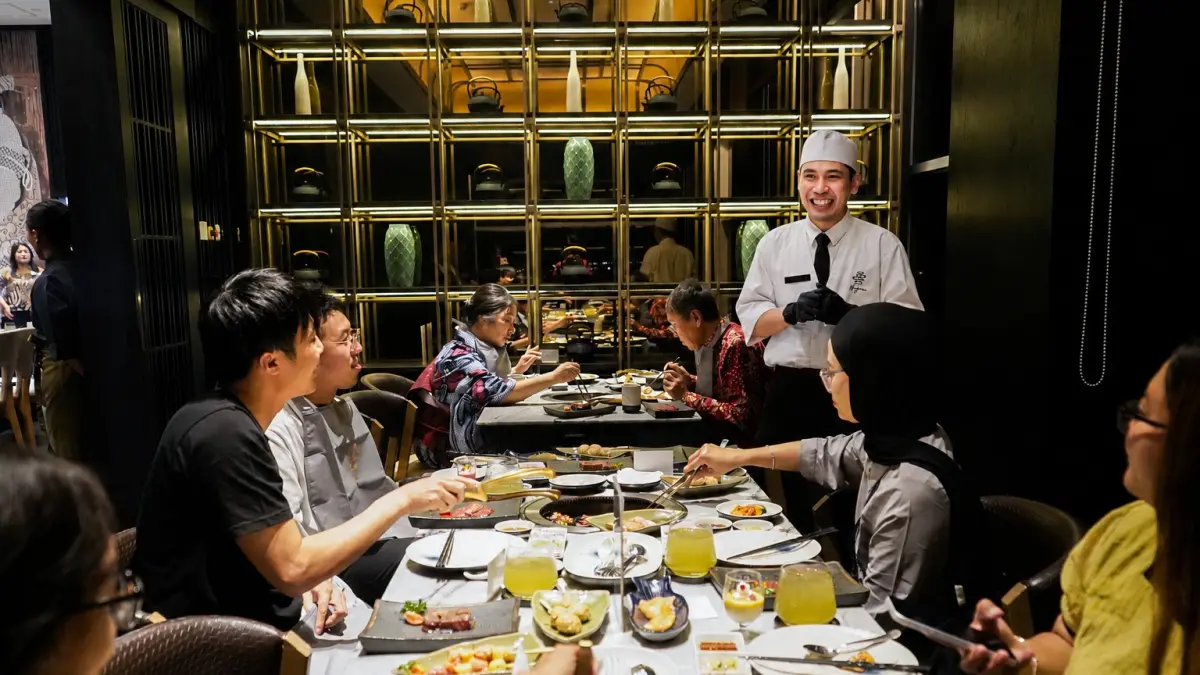 Para tamu menikmati sajian Japanese Grill yang menyajikan berbagai daging premium dengan konsep all you can eat. (IST)