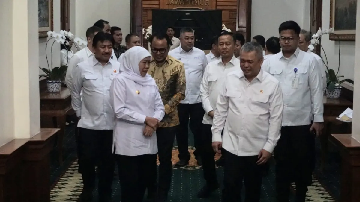 PEMBANGUNAN: Menhub Dudy Purwagandhi (kanan) bersama Gubernur Jawa Timur Khofifah Indar Parawansa (kiri). Ia memastikan perbaikan penyeberangan Ketapang - Gilimanuk selesai tahun ini.(IST/RADAR SURABAYA)
