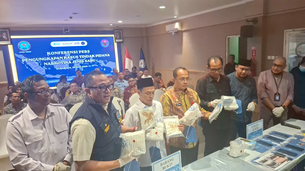 PENGGAGALAN: BNNP Jatim memamerkan sabu seberat 5,4 kilogram yang diamankan dari dua tersangka di Bangkalan, Madura. Sabu ini dikemas menggunakan plastik gambar kuda terbang.(IST/RADAR SURABAYA)
