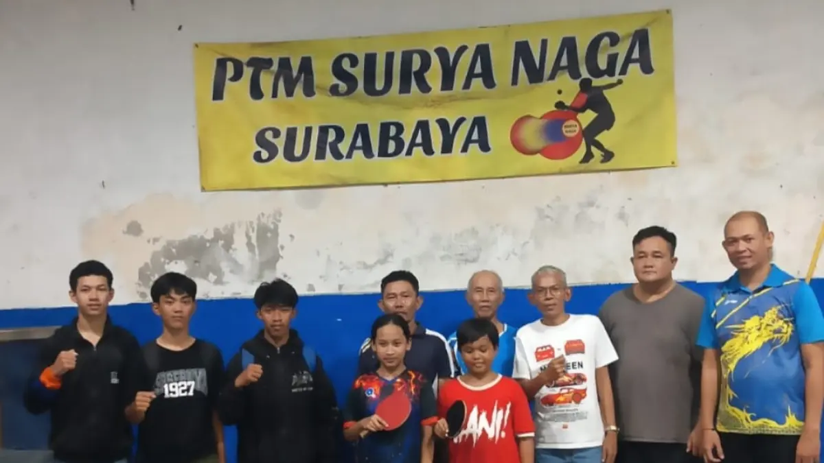 Samsurin (tiga dari kanan) saat mengunjungi klub tenis meja Suryanata. (SMS) 