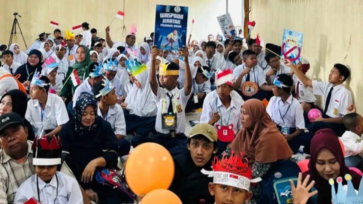 Siswa berkebutuhan khusus di SLB A YPAB Tegalsari Surabaya mengikuti kampanye anti-perundungan (bullying) dan bahaya judi online pada kegiatan MPLS. (Rahmat Sudrajat) 