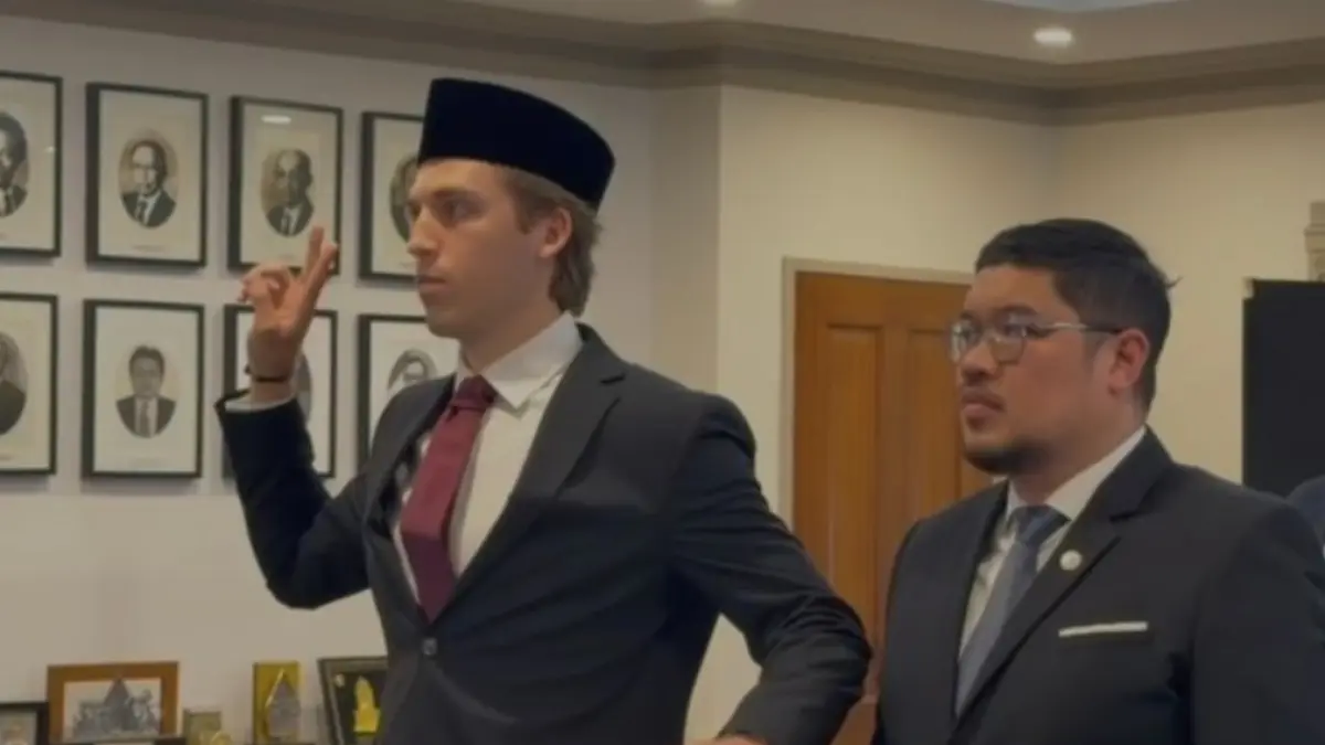  Tangkapan layar video pesepak bola Luke Anthony Vickery (pertama kiri) mengambil sumpah menjadi Warga Negara Indonesia (WNI) di KJRI Sydney, Australia, Kamis (16/7). (ANTARA/HO-Kementerian Hukum)
