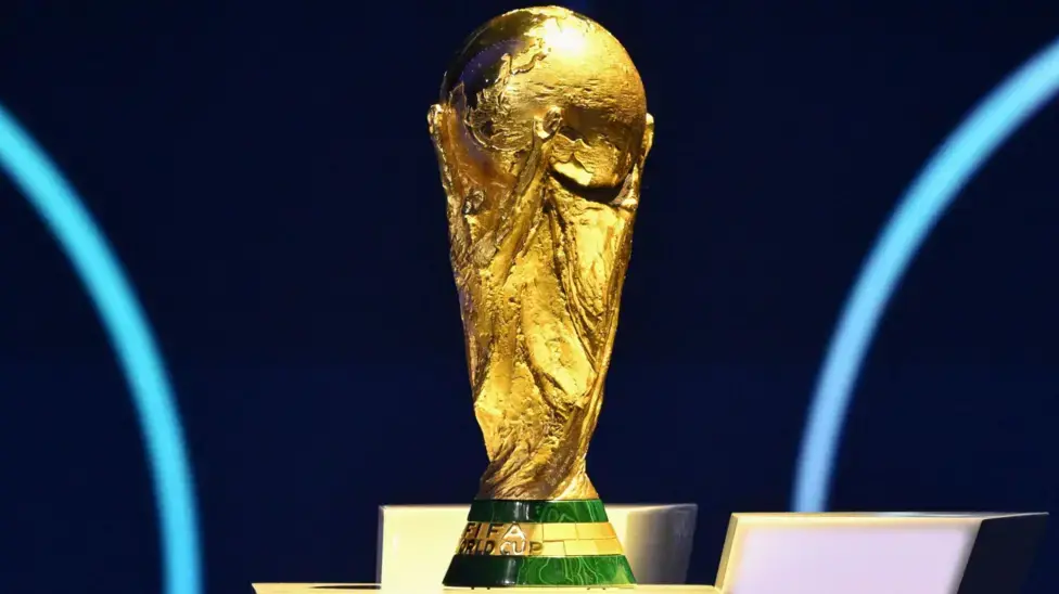 Trofi Piala Dunia dilapisi emas 18 karat. 