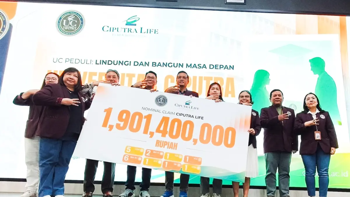 BANTUAN PENDIDIKAN: Wakil Rektor Universitas Ciputra Surabaya Michael Herry Tera (tengah) menjelaskan program perlindungan biaya kuliah bagi mahasiswa yang kehilangan orang tua sebagai pencari nafkah. Program tersebut telah membantu 18 mahasiswa dengan total pertanggungan mencapai Rp1,9 miliar hingga pertengahan 2026. 