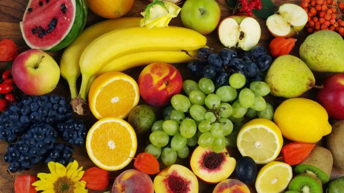 Aneka buah segar seperti jeruk, apel, pisang, dan pepaya dapat menjadi sumber vitamin, mineral, serta serat yang membantu menjaga kesehatan tubuh jika dikonsumsi secara rutin. Foto: Ist.