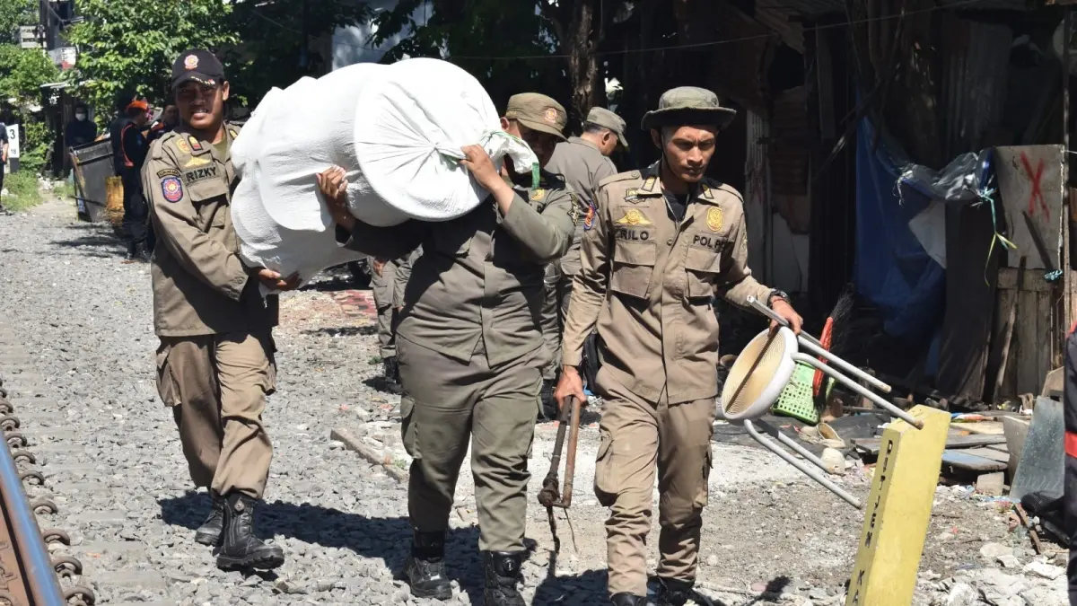 DIANGKUT: Pemkot Surabaya menertibkan bangunan liar di Jalan Jetis Kulon Pertolongan, Kecamatan Wonokromo karena menempati lahan pemerintah tanpa dasar hukum.