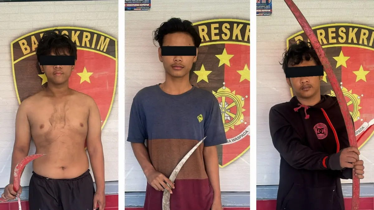 DITENTENG: Tiga anggota gangster membawa sajam diduga hendak digunakan tawuran di Jalan Dupak Magersari, Surabaya. (IST/RADAR SURABAYA)