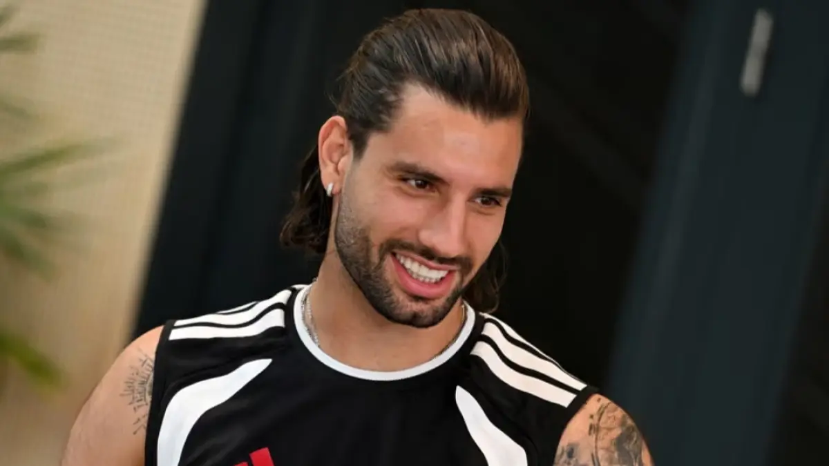 Dominik Szoboszlai sepakat memperpanjang kontraknya dengan Liverpool. (The Guardian) 
