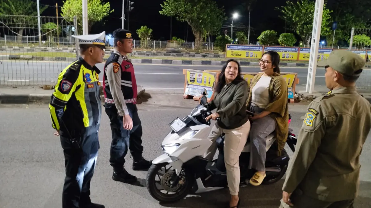 HUMANIS: Polisi saat memberhentikan pengendara motor yang hendak melaju ke arah Jembatan Suramadu, Surabaya. (IST/RADAR SURABAYA)
