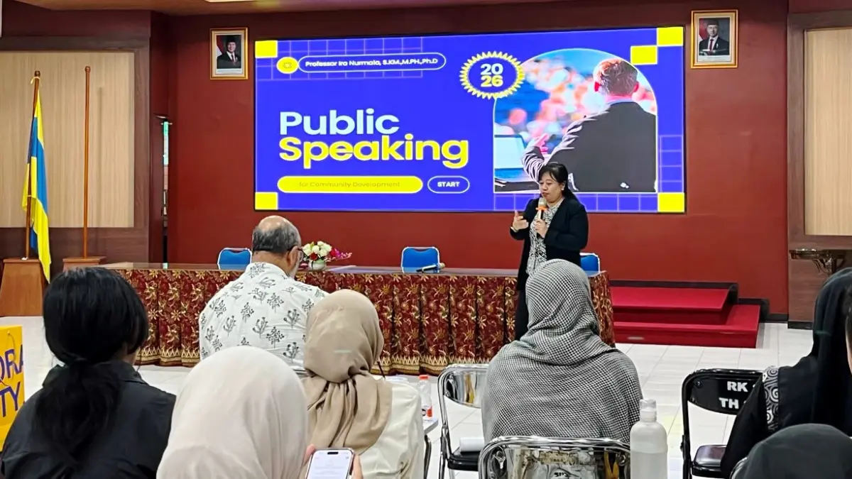 INOVATIF: Prof. Ira Nurmala memberikan materi public speaking pada kegiatan FGD mahasiswa Universitas Airlangga dan Federation University di Surabaya.