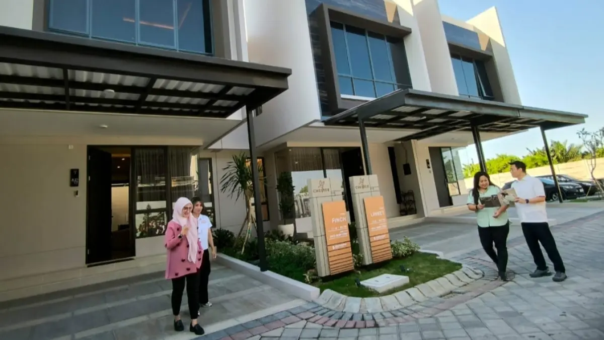 Kejar Penjualan: Dari Kanan, Hario Utomo, Christie Veronica, Sindy dan Atikah Sunarya saat meninjau rumah contoh cluster Chester tahap II di WBM yang mulai dipasarkan dan membidik segmen muda mapan di Surabaya Barat. (M. Afiq Firdaus) 