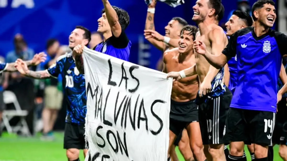 Para pemain Argentina membentangkan spanduk bertuliskan, "Las Malvinas son Argentinas" (Kepulauan Malvinas adalah milik Argentina), setelah mengalahkan Inggris pada Kamis WIB. (The Guardian/MB Media/Getty Images) 