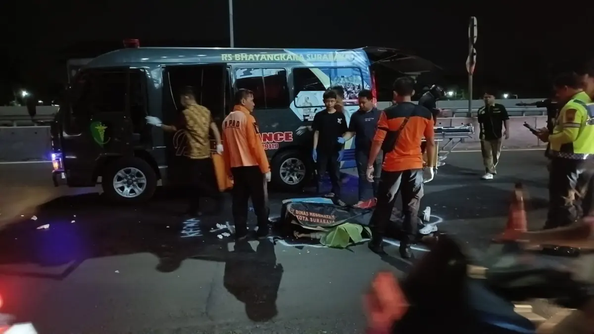 PENYELIDIKAN: Petugas saat mengevakuasi jenazah mahasiswi yang tertabrak bus di Jalan Dukuh Menanggal, Surabaya.(IST/RADAR SURABAYA)