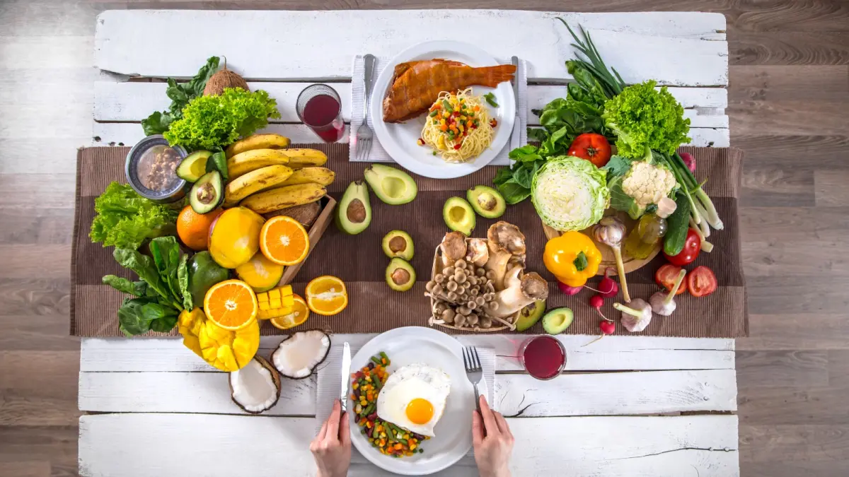 Pola makan teratur dengan menu bergizi seimbang membantu menjaga energi tubuh sekaligus mendukung kesehatan mental dalam menjalani aktivitas sehari-hari. Foto: Ist.