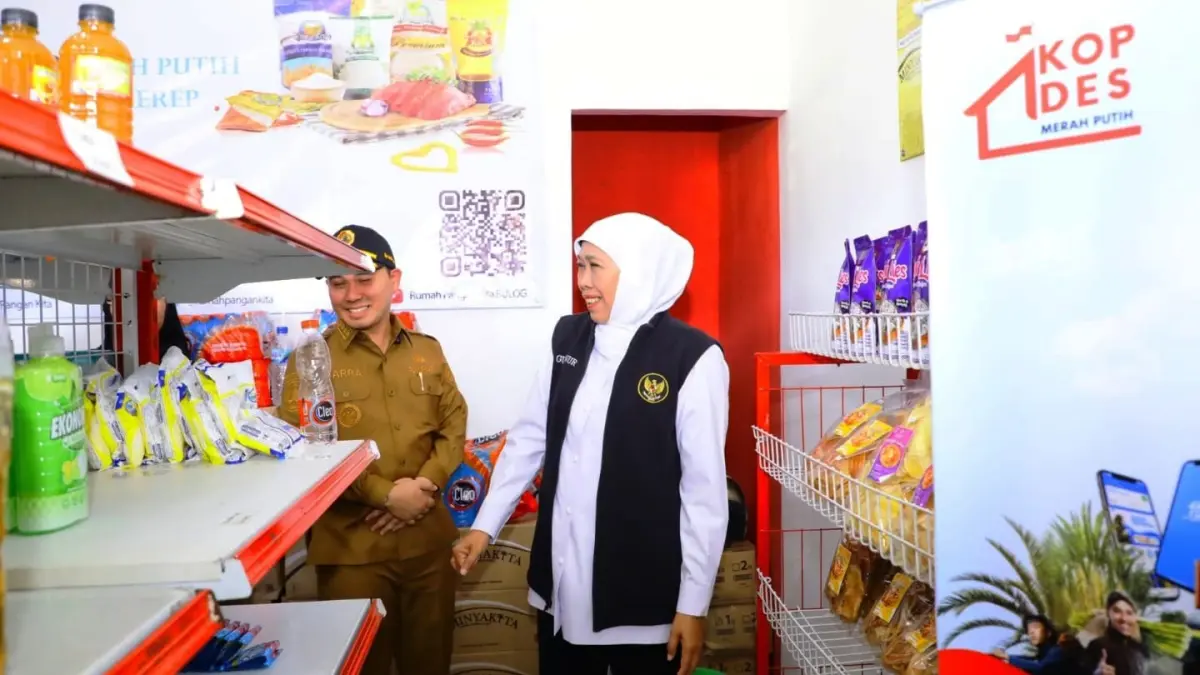 SIAP BEROPERASI: Gubernur Jawa Timur Khofifah Indar Parawansa saat melihat kondisi Koperasi Desa/Kelurahan Merah Putih.
